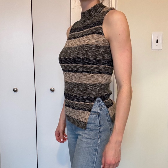 Sleevless Turtleneck - Picture 2 of 6